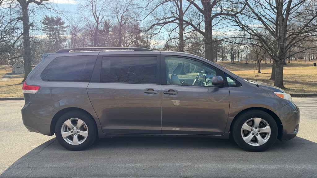 2014 Toyota Sienna Image 5