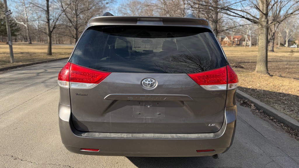 2014 Toyota Sienna Image 6