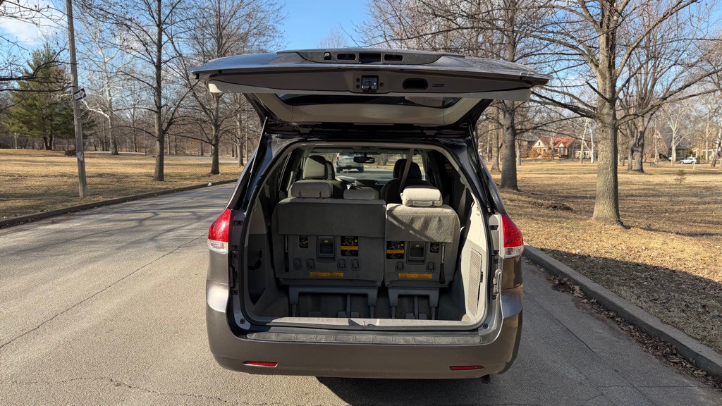 2014 Toyota Sienna Image 9