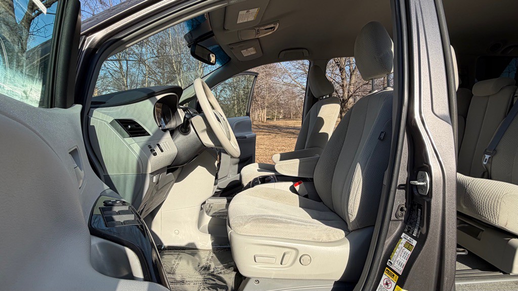 2014 Toyota Sienna Image 10