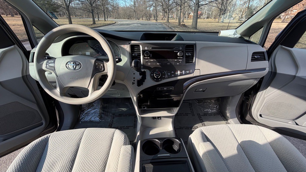 2014 Toyota Sienna Image 11