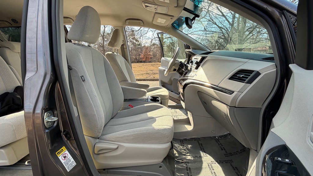 2014 Toyota Sienna Image 12