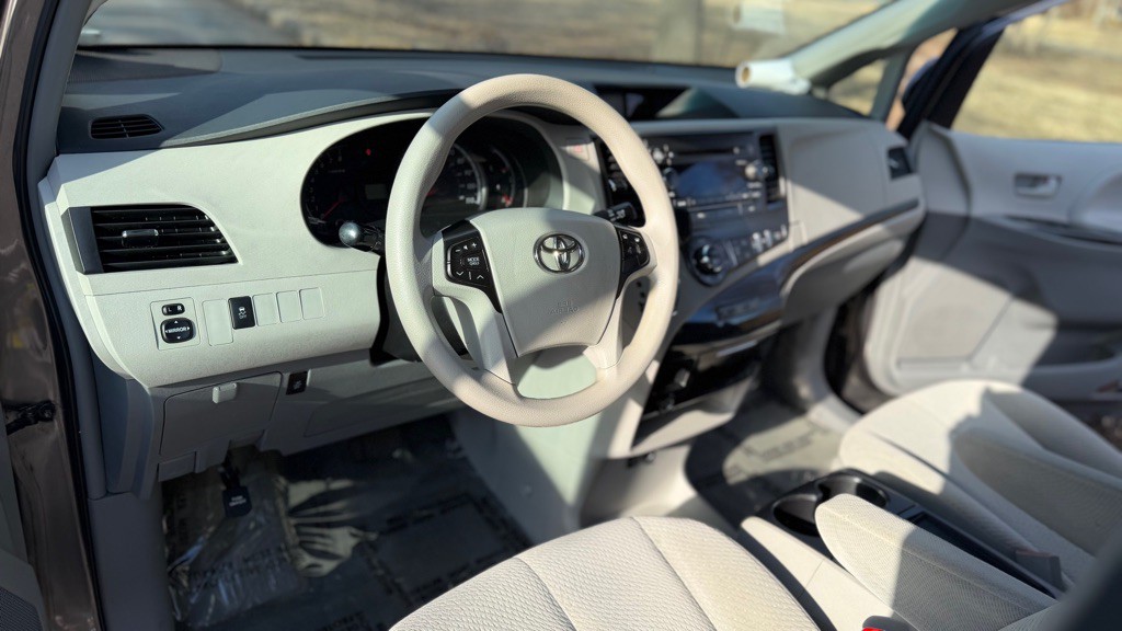 2014 Toyota Sienna Image 13
