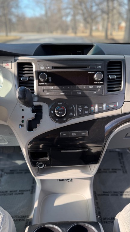 2014 Toyota Sienna Image 14