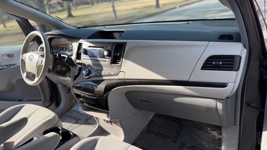 2014 Toyota Sienna Image 15