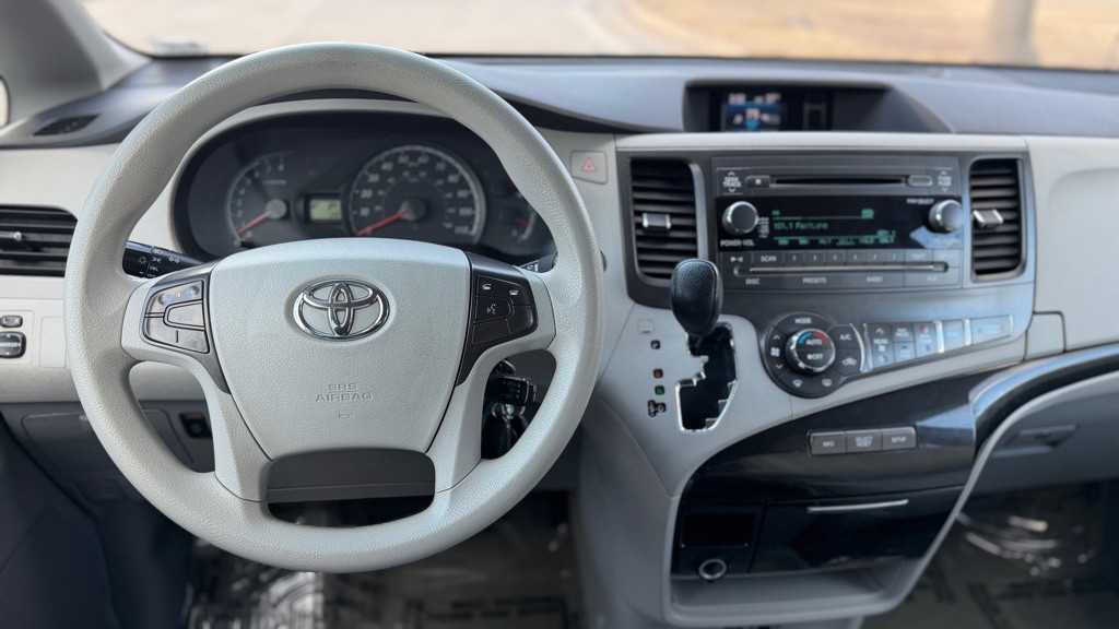 2014 Toyota Sienna Image 16