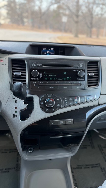 2014 Toyota Sienna Image 18