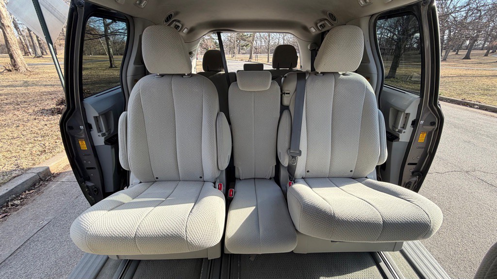 2014 Toyota Sienna Image 21
