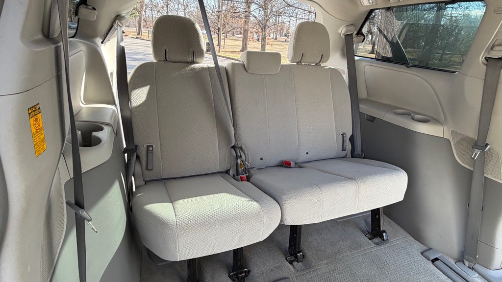 2014 Toyota Sienna Image 25