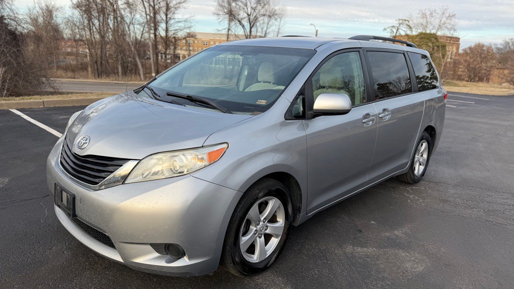 2013 Toyota Sienna Image 1