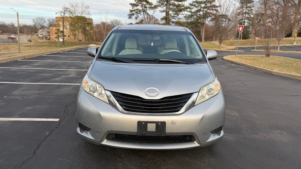 2013 Toyota Sienna Image 2