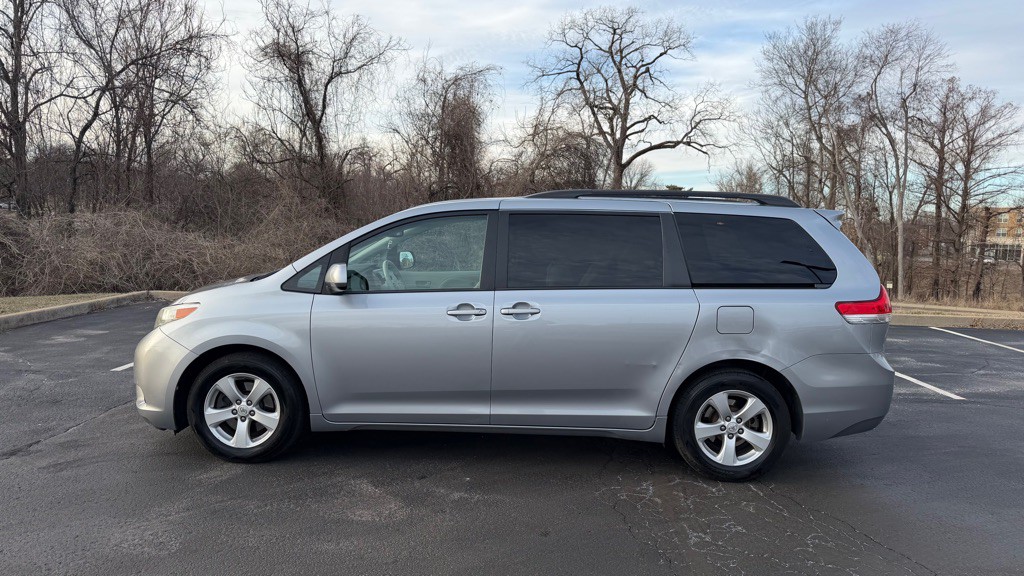 2013 Toyota Sienna Image 3