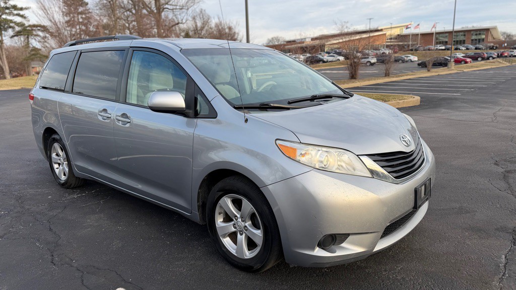 2013 Toyota Sienna Image 4