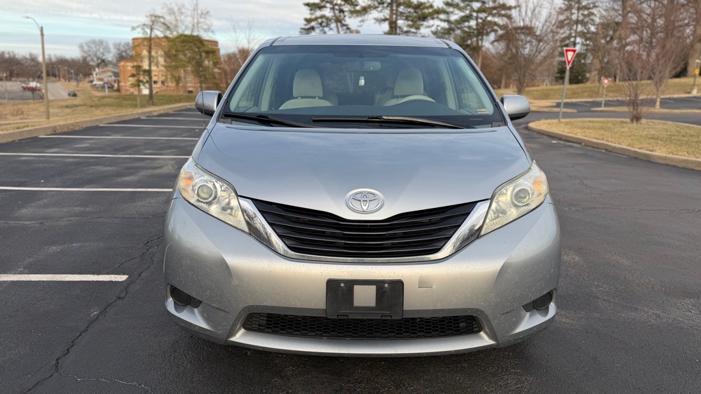 2013 Toyota Sienna Image 5