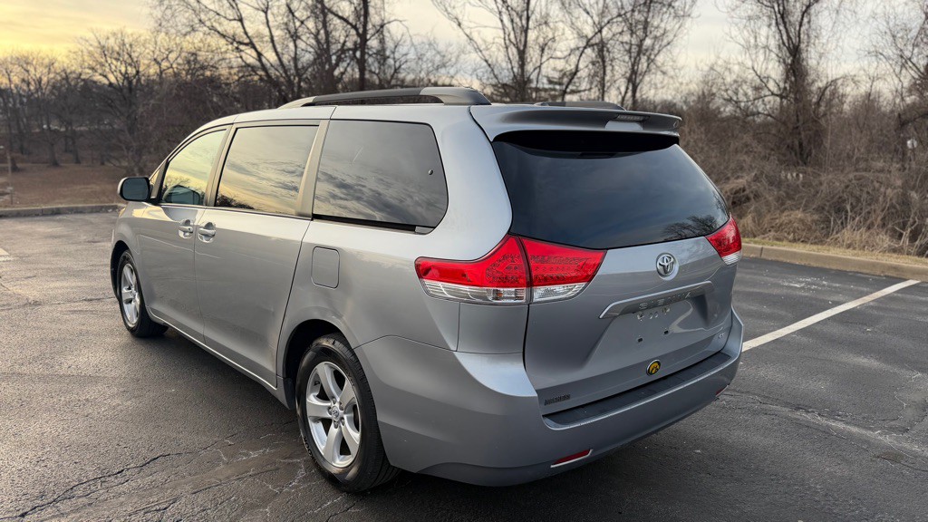 2013 Toyota Sienna Image 7