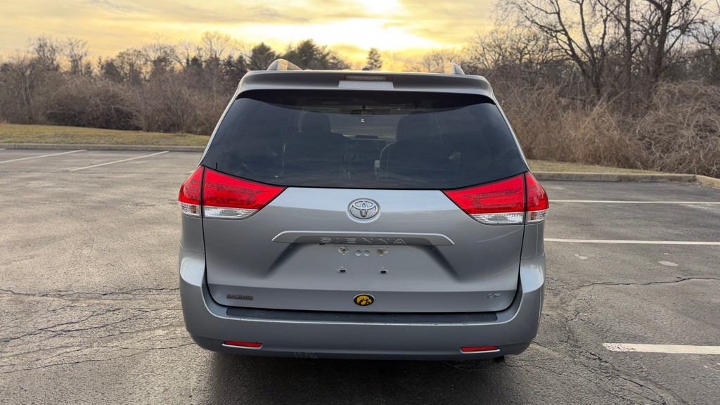 2013 Toyota Sienna Image 8
