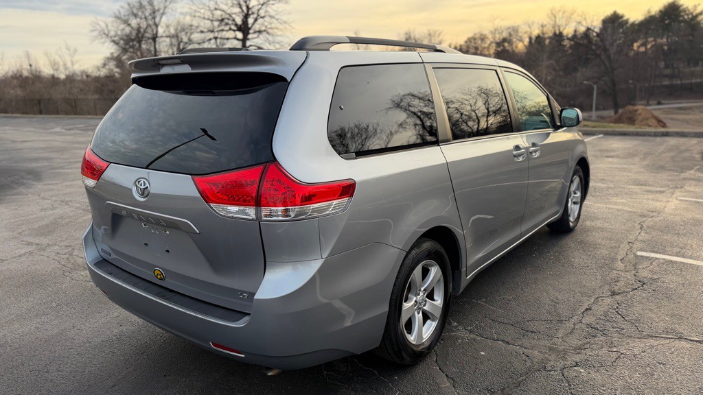 2013 Toyota Sienna Image 9