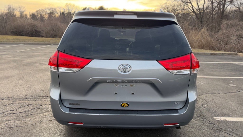 2013 Toyota Sienna Image 10