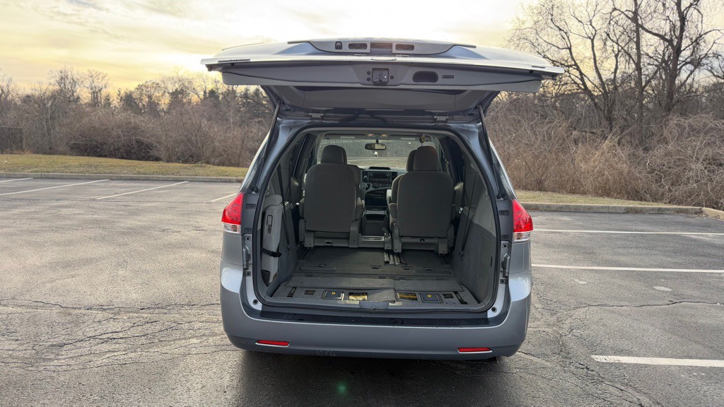 2013 Toyota Sienna Image 11