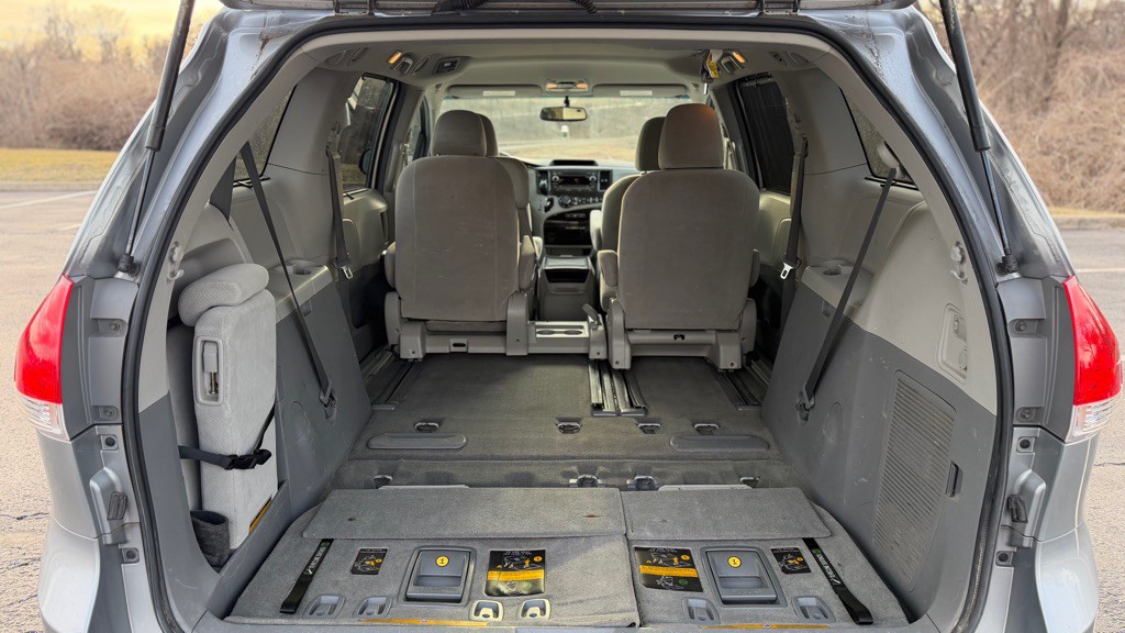 2013 Toyota Sienna Image 12