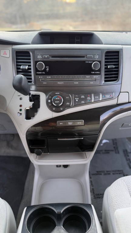 2013 Toyota Sienna Image 17