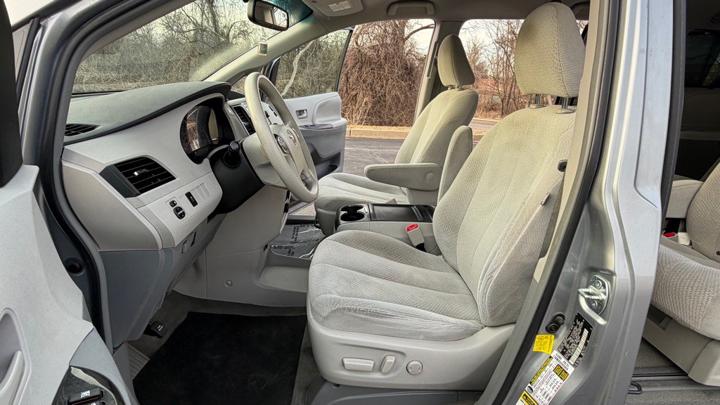 2013 Toyota Sienna Image 11