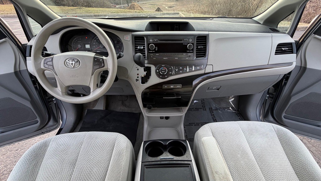 2013 Toyota Sienna Image 12