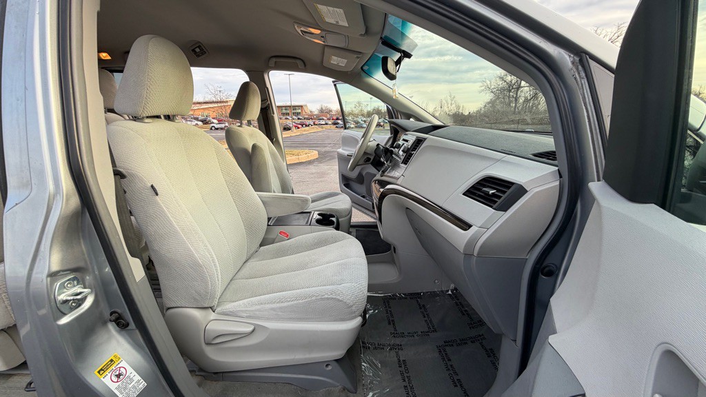 2013 Toyota Sienna Image 13