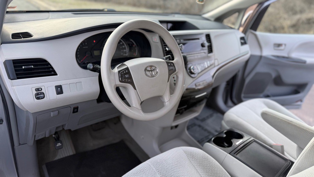 2013 Toyota Sienna Image 14