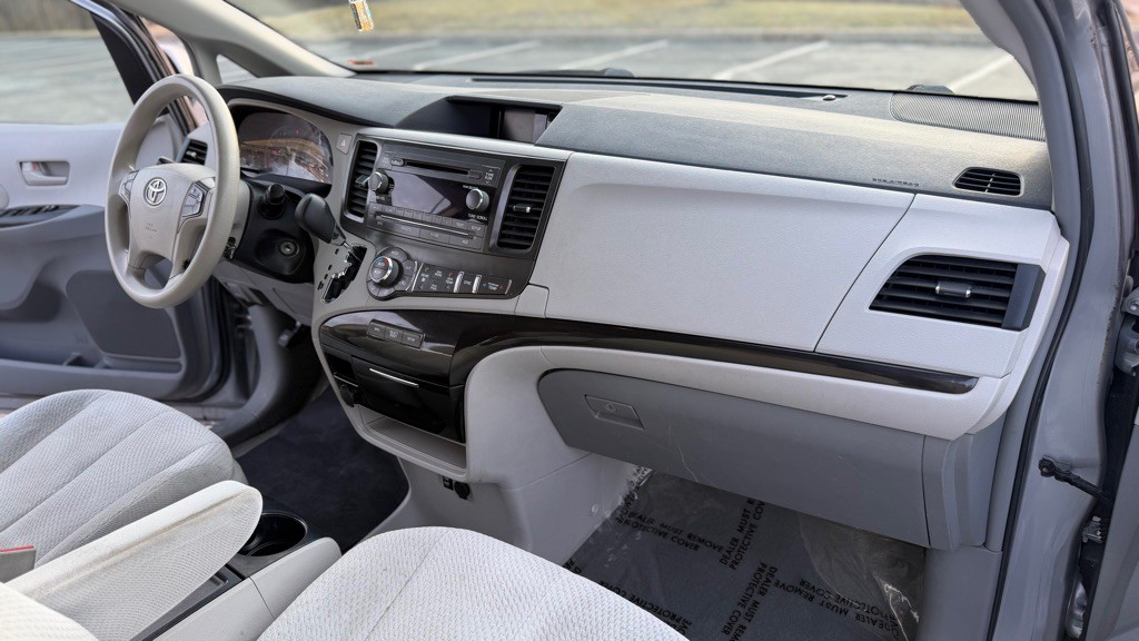 2013 Toyota Sienna Image 16