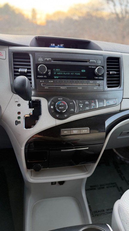 2013 Toyota Sienna Image 18