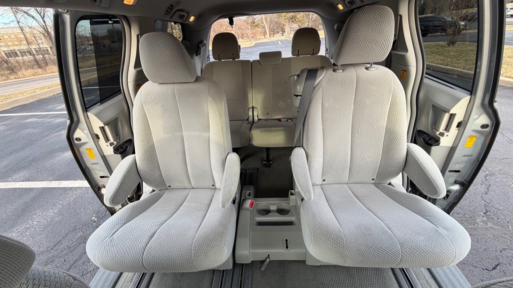 2013 Toyota Sienna Image 21