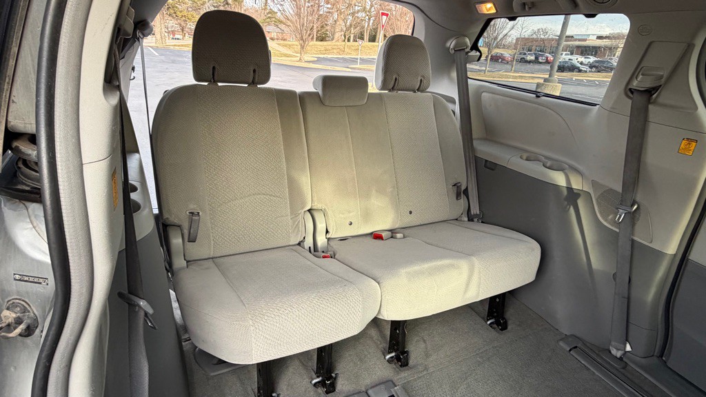 2013 Toyota Sienna Image 24