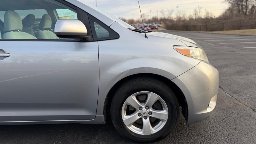 2013 Toyota Sienna Image 25