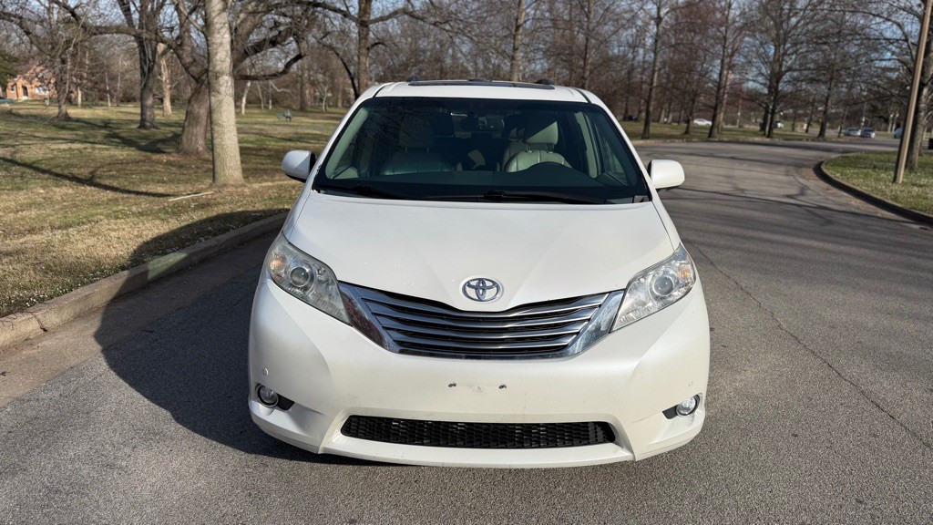 2012 Toyota Sienna Image 2