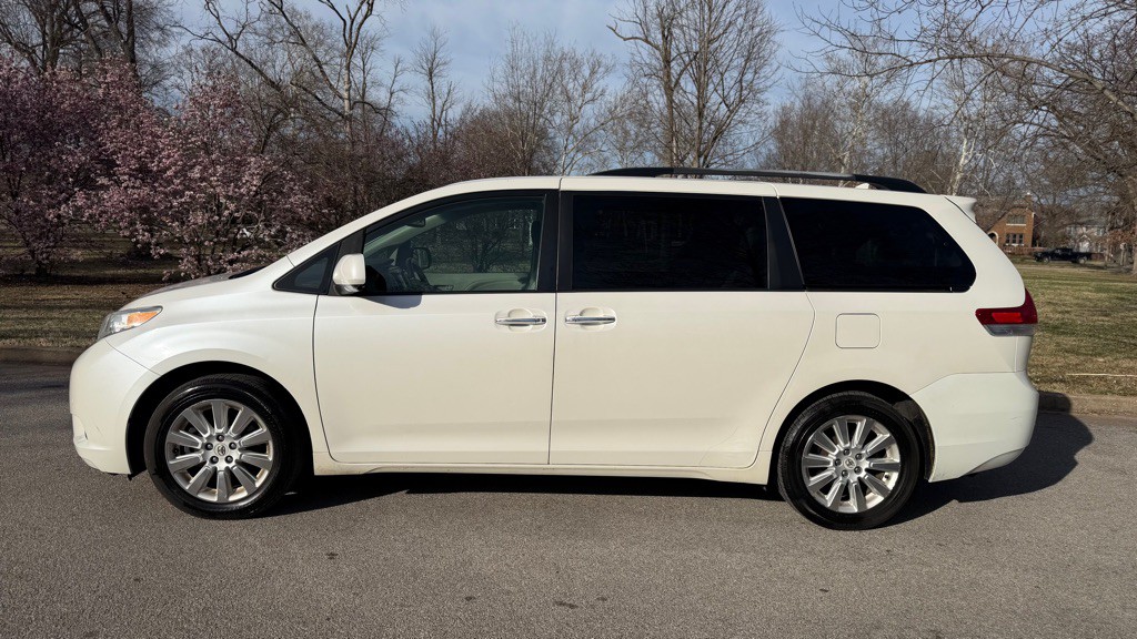 2012 Toyota Sienna Image 3