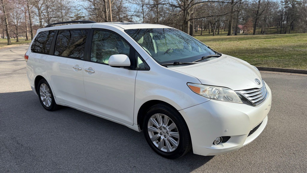 2012 Toyota Sienna Image 4