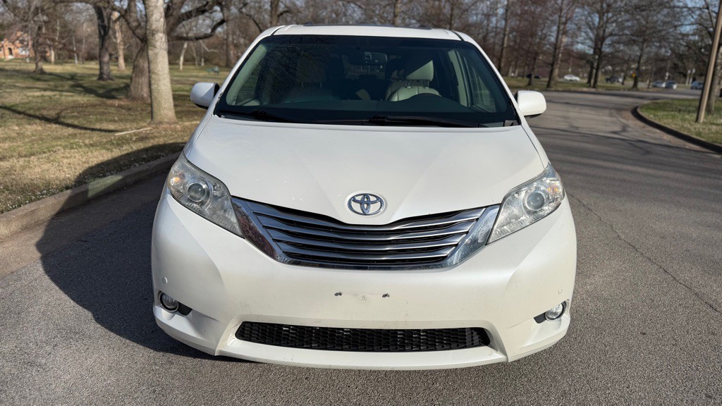 2012 Toyota Sienna Image 5