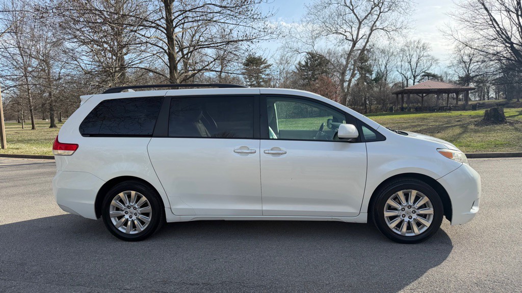 2012 Toyota Sienna Image 6