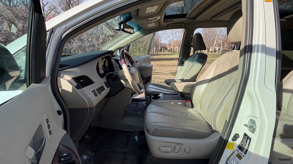 2012 Toyota Sienna Image 7