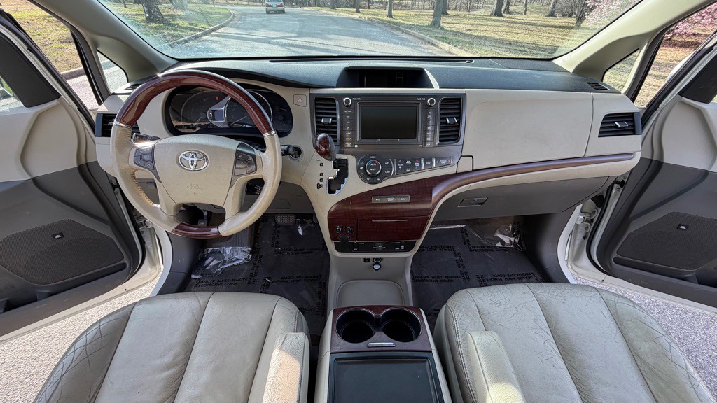 2012 Toyota Sienna Image 8