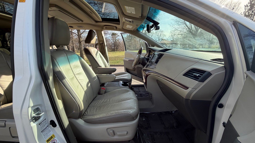 2012 Toyota Sienna Image 9
