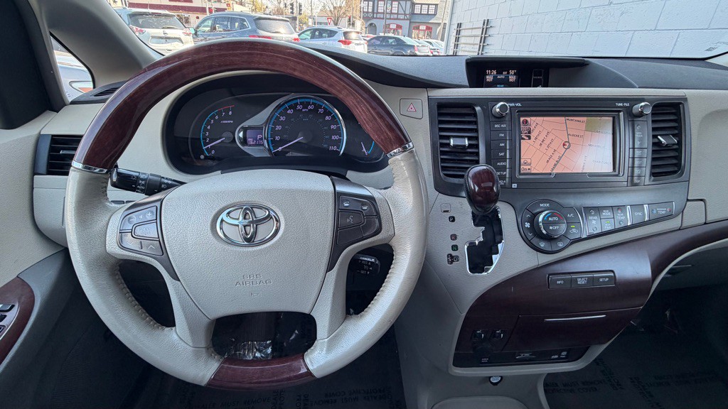 2012 Toyota Sienna Image 10
