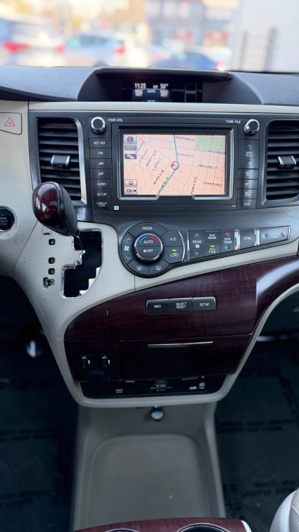 2012 Toyota Sienna Image 12