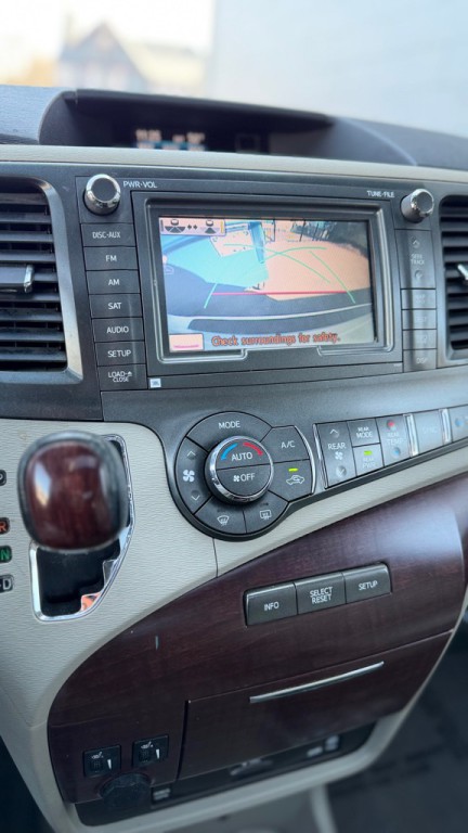2012 Toyota Sienna Image 13