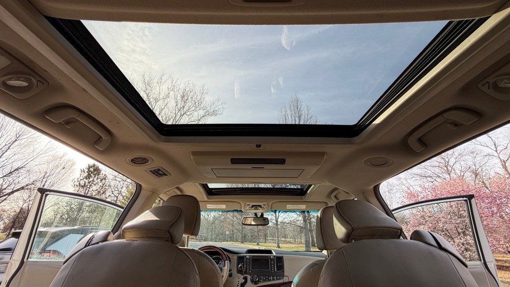 2012 Toyota Sienna Image 15
