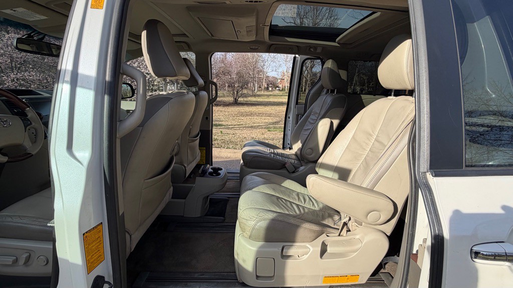 2012 Toyota Sienna Image 16