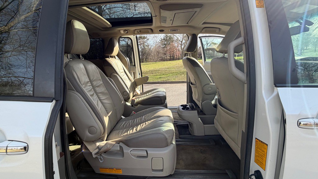 2012 Toyota Sienna Image 17