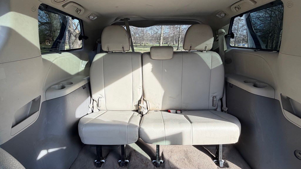 2012 Toyota Sienna Image 18
