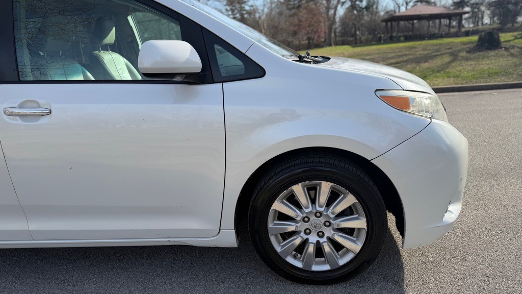 2012 Toyota Sienna Image 19